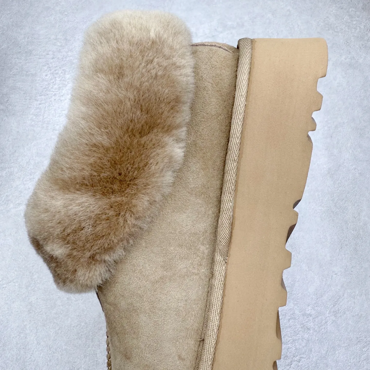 Pick up locally 💰520 UGG 4810H Tatsu special thick-soled autumn and winter sheep fur integrated snow boots. All shoes are made of ZP same factory. Longfeng A-grade Australian imported sheep fur integrated brand OEM production line. Fully follow the ZP process. OEM original pattern maker. Adhering to the principle of no original shoes and no development selection. Pay attention to every detail. The most authentic version on the market TREADLITE "Light Wing" technology outsole Lightweight/durable/flexible/pile size: 35 36 37 38 39 40 Coding: by2936070